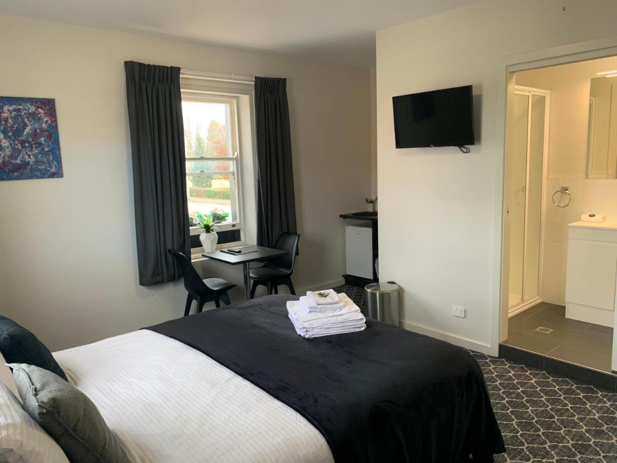 Queens Arms Hotel Longford Exteriör bild